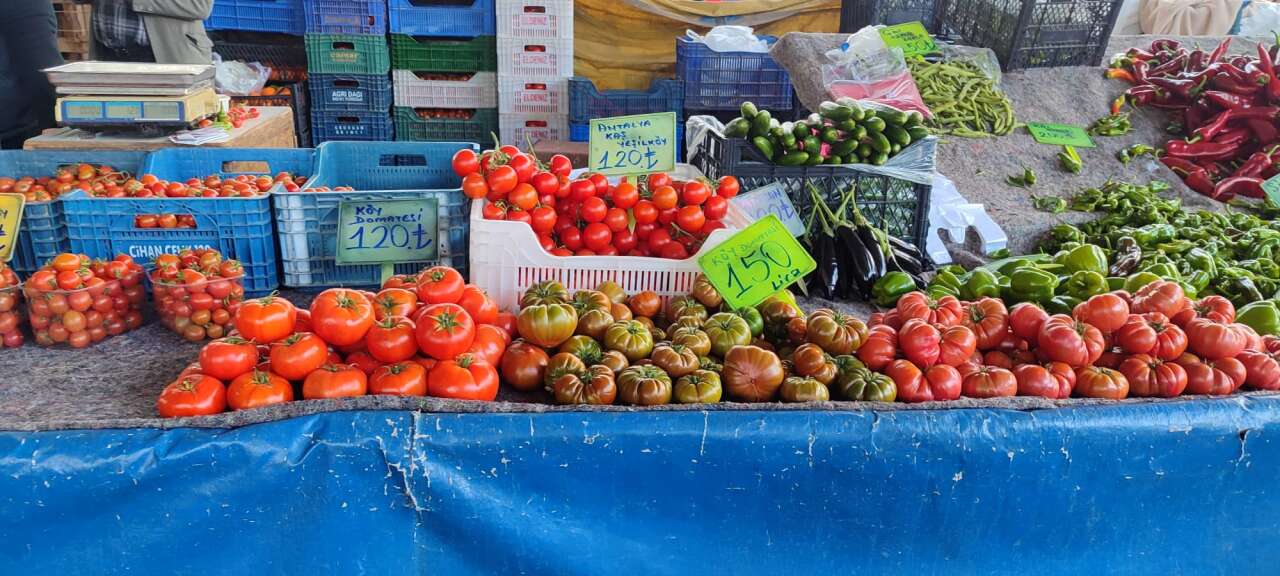Menteşe Perşembe Pazarında Fiyatlar Cep Yakıyor: Sarımsak 350 TL ile Zirvede 13